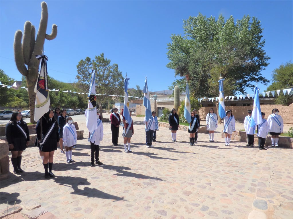 Abanderados y escoltas de escuelas y colegios humahuaqueños dieron marco patrio a las ceremonias en Humahuaca.