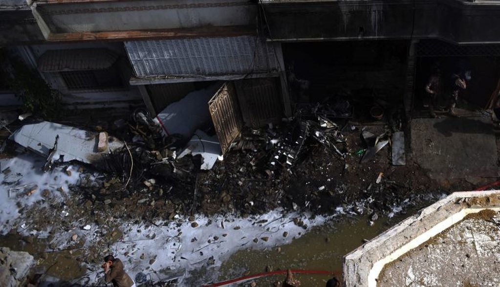Los restos del avión, en una zona residencial de Karachi, en Pakistan (EFE/EPA/REHAN KHAN)