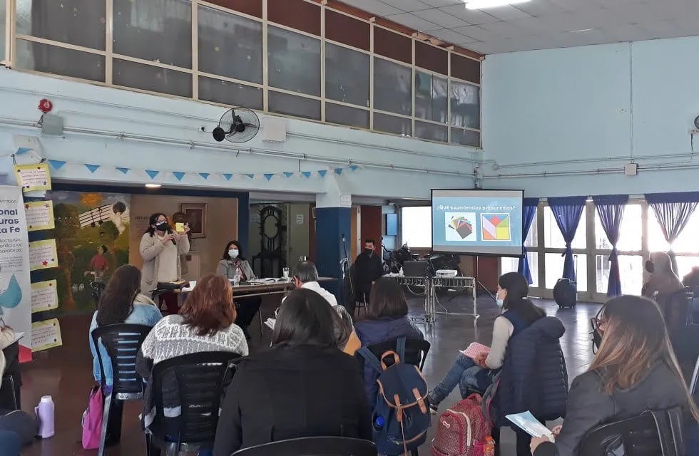 Docentes y directivos de una Escuela de Pérez buscan mejorar el egreso en 7°grado (Gobierno de Santa Fe)