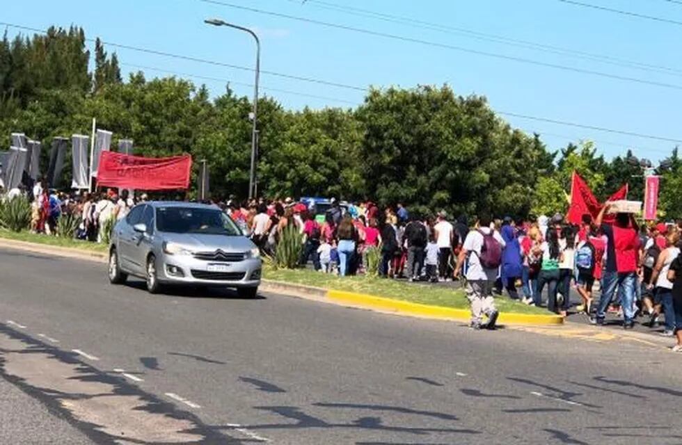 Manifestantes bloquearon las entradas de tres barrios privados en reclamo de alimentos y trabajo (Twitter)
