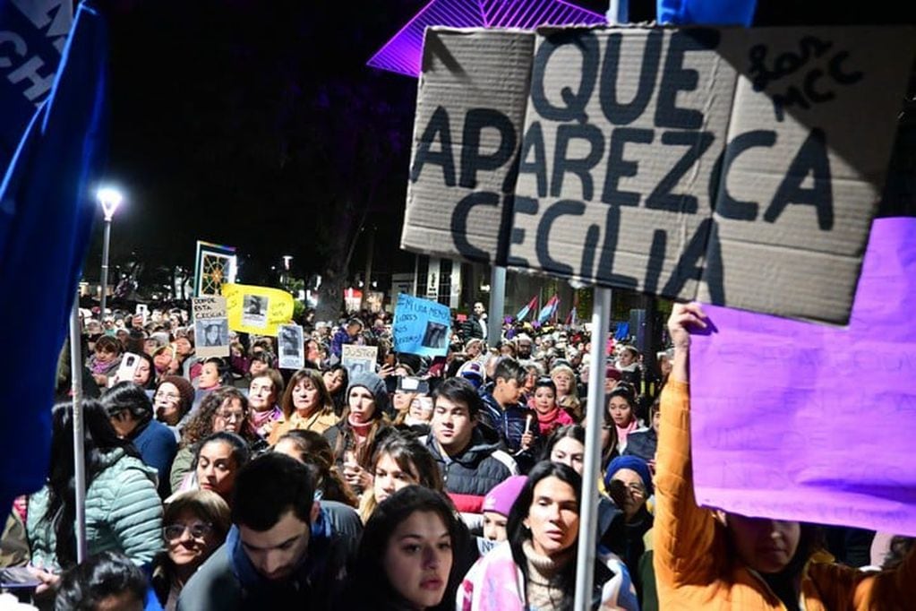 Masiva marcha en Chaco en reclamo de justicia por Cecilia Strzyzowski, encabezada por la madre de la joven desaparecida. Foto: Foto Marcela Carroll / Clarín