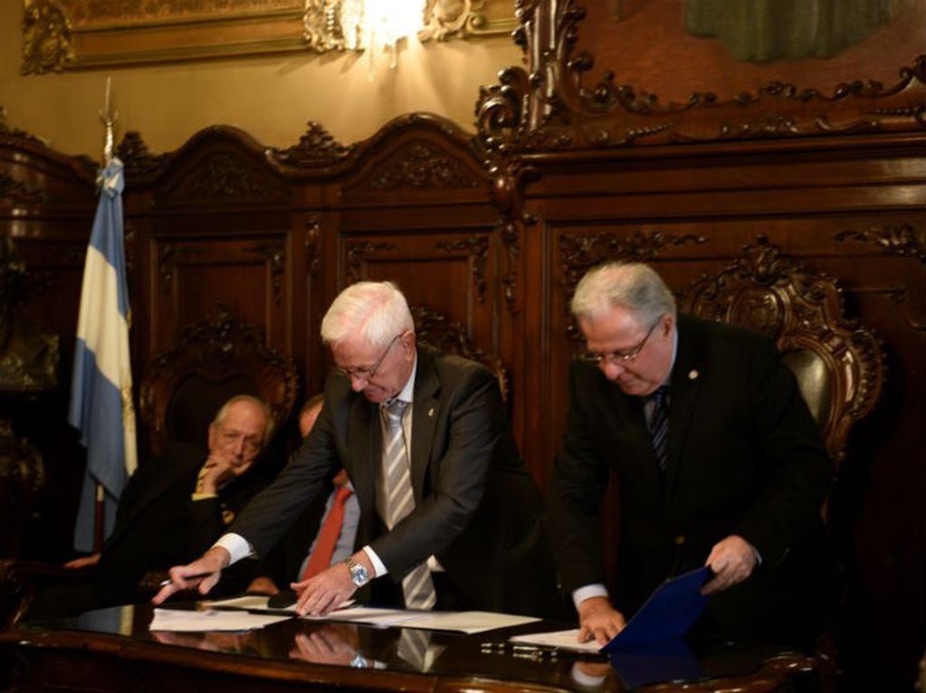 Los rectores Juri (UNC) y Barbieri (UBA) suscribieron el acuerdo.