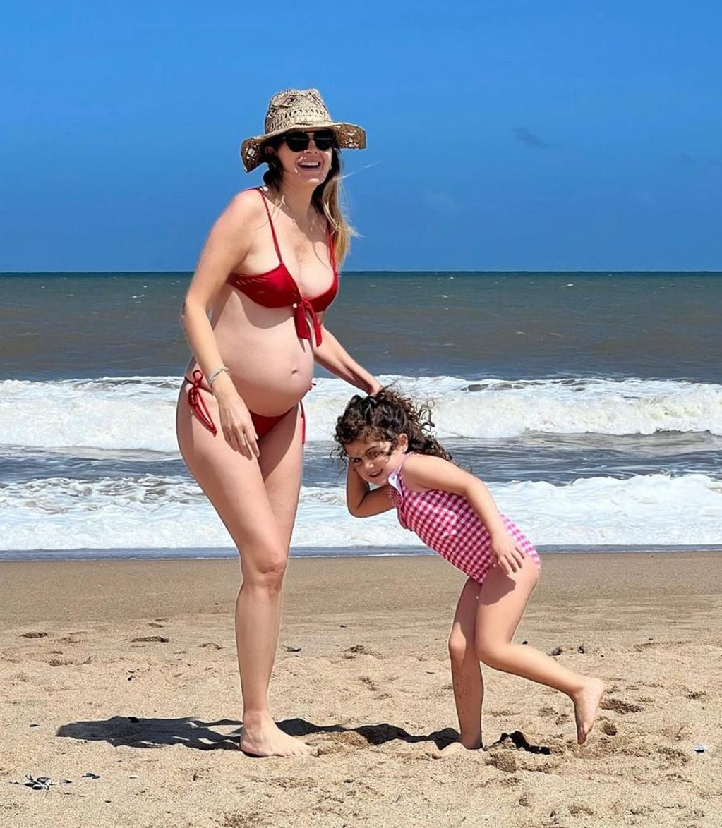 Isabel y su hija disfrutando de unos días de sol, playa y arena, antes de la llegada de la nueva integrante de la familia.