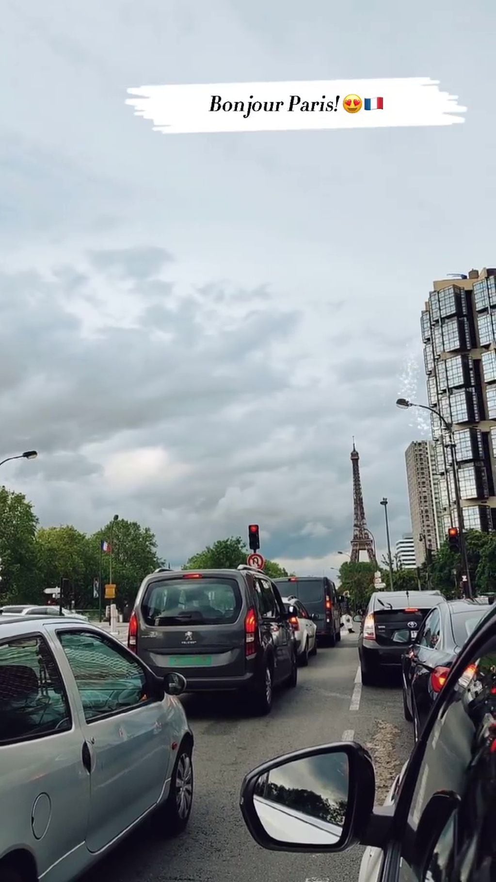 "Nachu" compartió un breve video en las calles parisinas con la torre Eiffel de fondo.