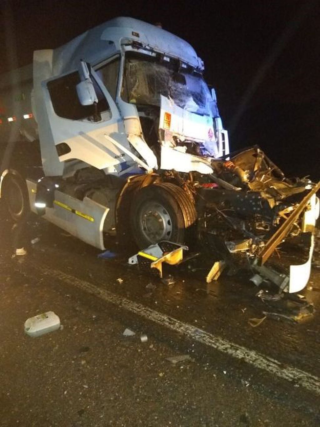 A raíz del fuerte impacto, falleció el conductor de uno de los camiones. (Prensa Policía de Salta)