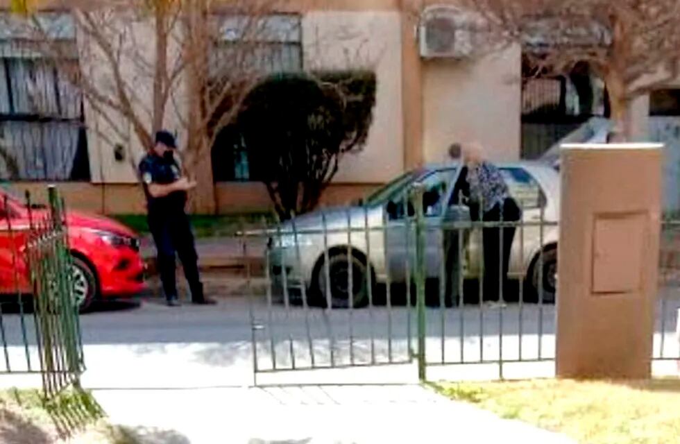 El auto gris, donde la víctima sufrió un nuevo hecho de inseguridad sin detenidos, en la provincia de Córdoba.