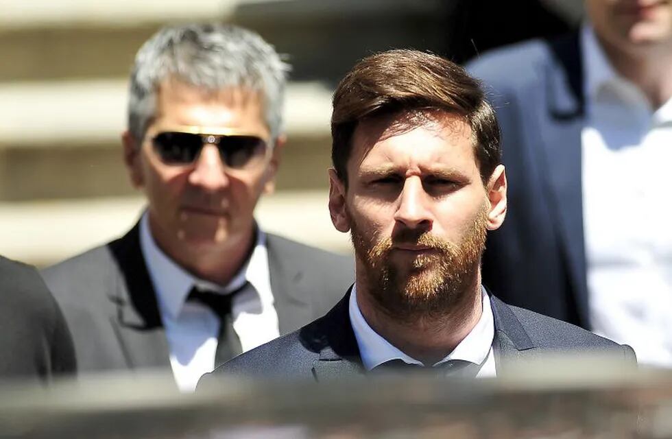 ARCHIVO - El futbolista Lionel Messi y su padre, Jorge Horacio, salen de los tribunales el 02/06/2017 en Barcelona, España. El Tribunal Supremo español ratificó el 24/05/2017 la condena de 21 meses de cárcel al futbolista argentino Lionel Messi por defraudar 4,1 millones de euros (4,5 millones de dólares) al fisco español durante los ejercicios de 2007, 2008 y 2009.\r\n(Vinculado al texto de dpa \