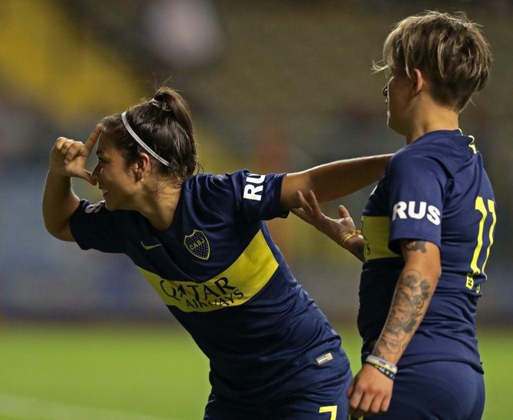 Fabiana Vallejos celebra su gol tras un excelente pase de Yamila Rodriguez. (AFP)