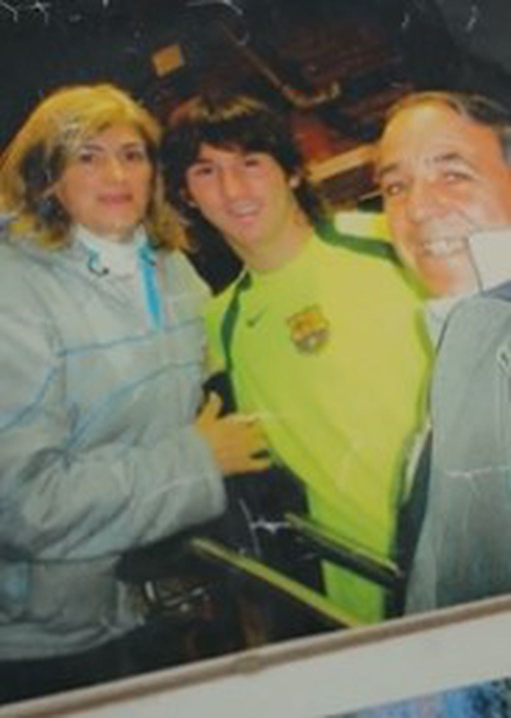 Juan Antonino y su mujer junto a Lionel Messi en Barcelona.