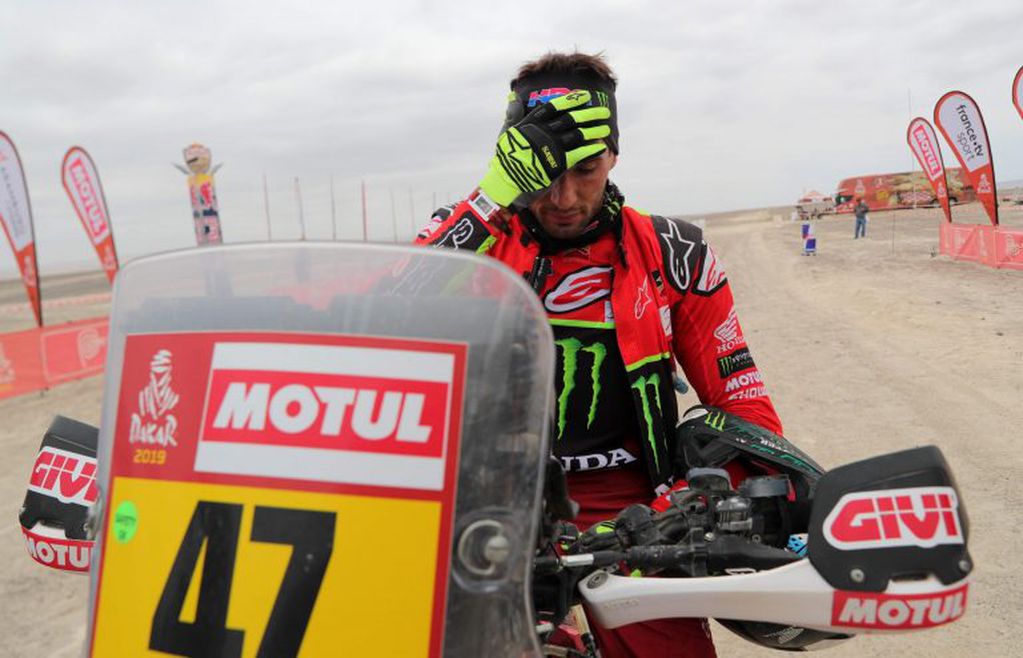 Kevin Benavides llega al punto de control de tiempos hoy, tras culminar la octava etapa del Rally Dakar 2019, entre San Juan de Marcona y Pisco (EFE)