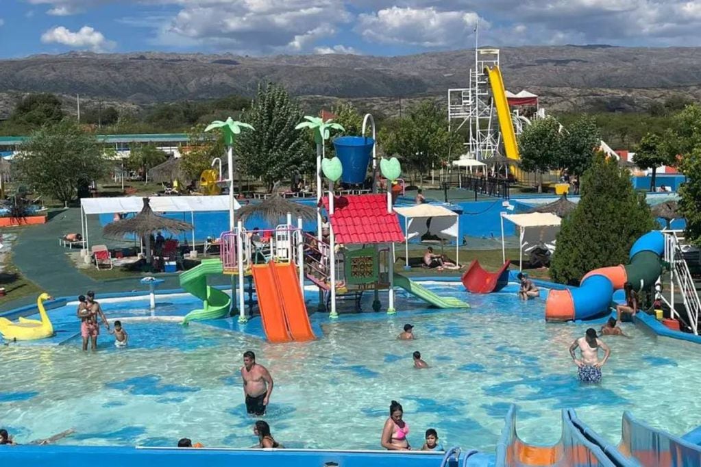 Acqualandia Park, un divertido parque acuático en Mina Clavero. Tiene toboganes kamikazes, rulos, y el popular balde. (Acqualandia)