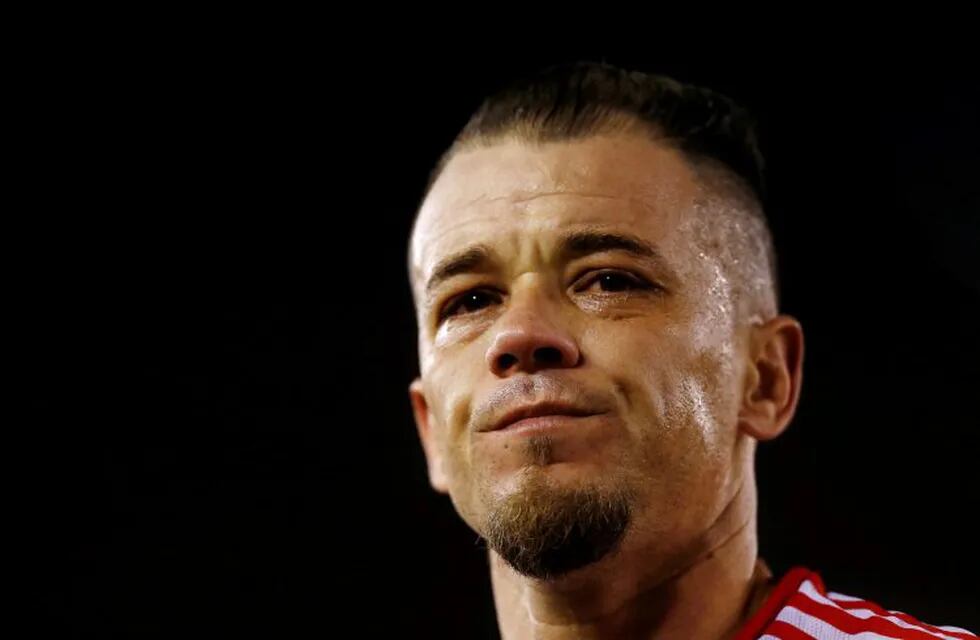 Football Soccer - River Plate v Independiente del Valle - Copa Libertadores - Antonio Liberti stadium, Buenos Aires, Argentina 4/5/16. River Plate's Andres D'Alessandro reacts after the match. REUTERS/Marcos Brindicci cancha river plate andres dalessandro futbol copa libertadores 2016 futbol futbolistas river plate independiente del valle