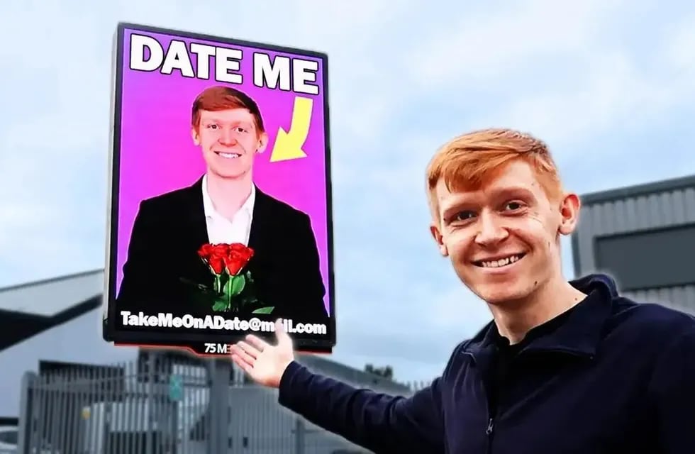 El joven británico que puso un cartel con su cara para tener una cita.