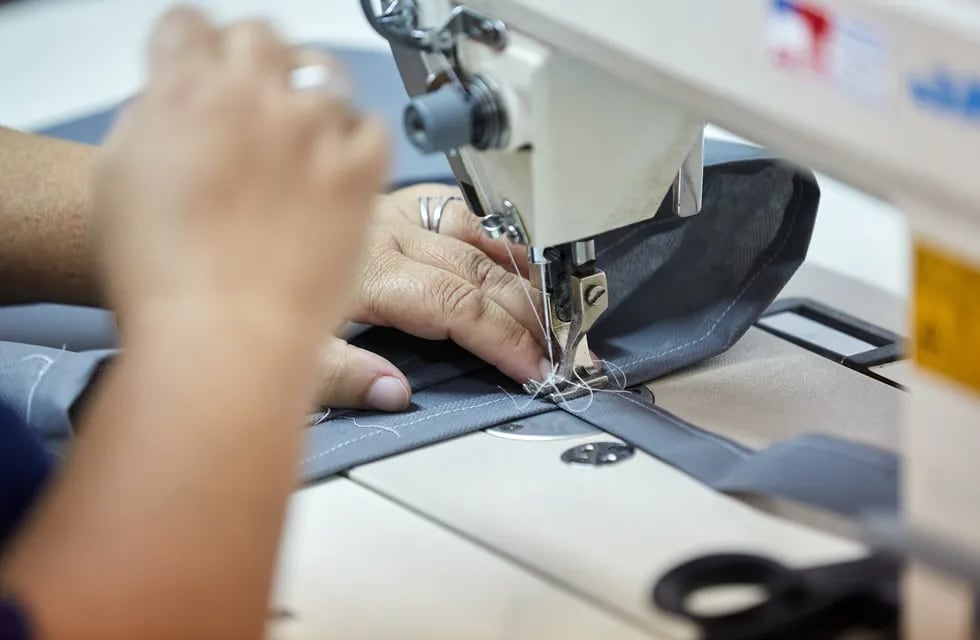 Cerca de 50 costureras participan en todo el departamento del Programa Emprendedurismo donde aprenden y se desarrollan sus diseños. Gentileza Marcelo Aguilar/Municipalidad de Las Heras