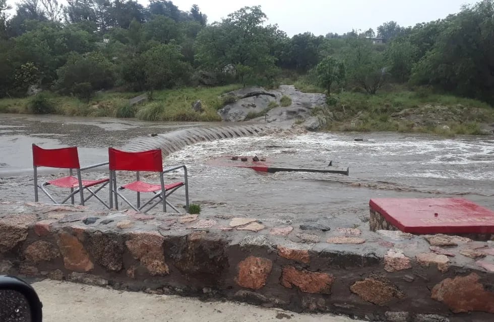 Importante creciente se registró este 28 de diciembre en el río San Antonio tras el intenso temporal en Punilla. (Foto: Municipalidad VCP).