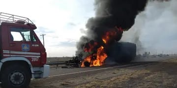 Chocaron dos camiones en Santa Rosa. Uno se incendió. Los choferes salieron ilesos.