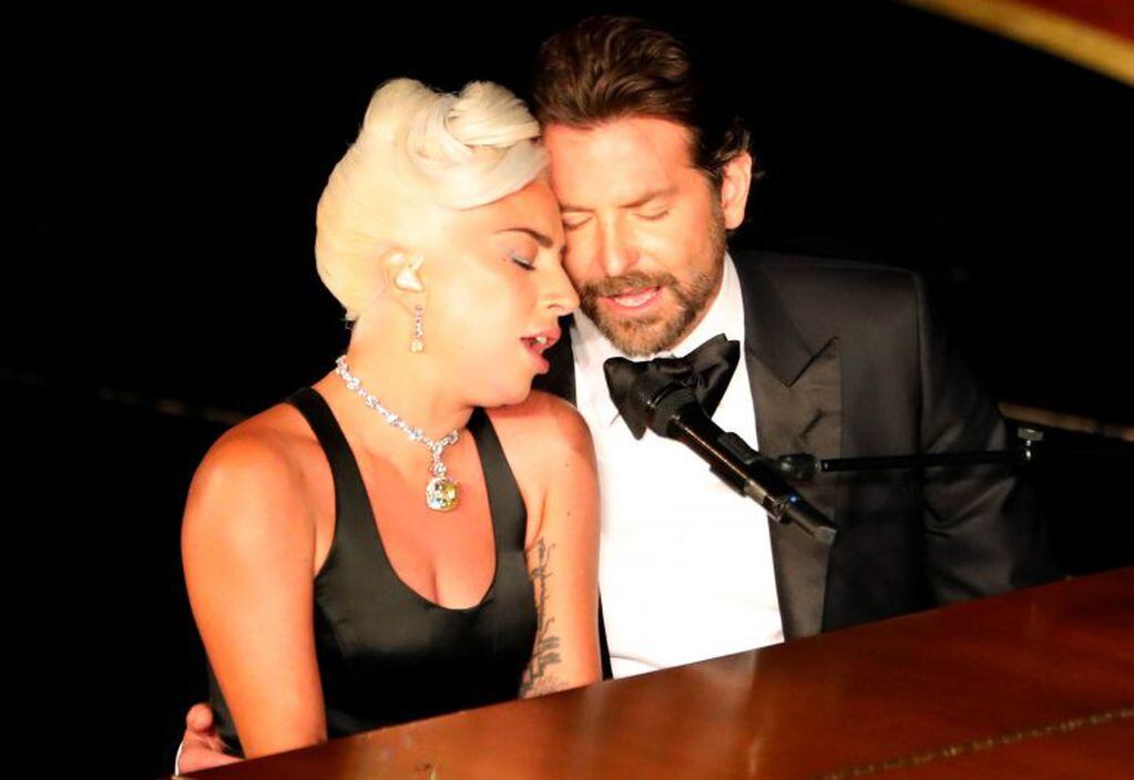 Lady Gaga y Bradley Cooper cantando en los Oscar (Reuter)