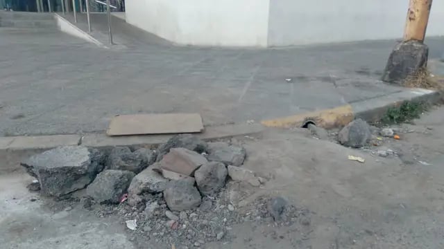 Vecinos salteños improvisaron una rampa con tierra y escombros por la falta de acción municipal