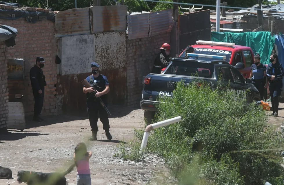 La Policía de Mendoza y Bomberos trabajaron en el lugar para sofocar las llamas. Ignacio Blanco/Los Andes