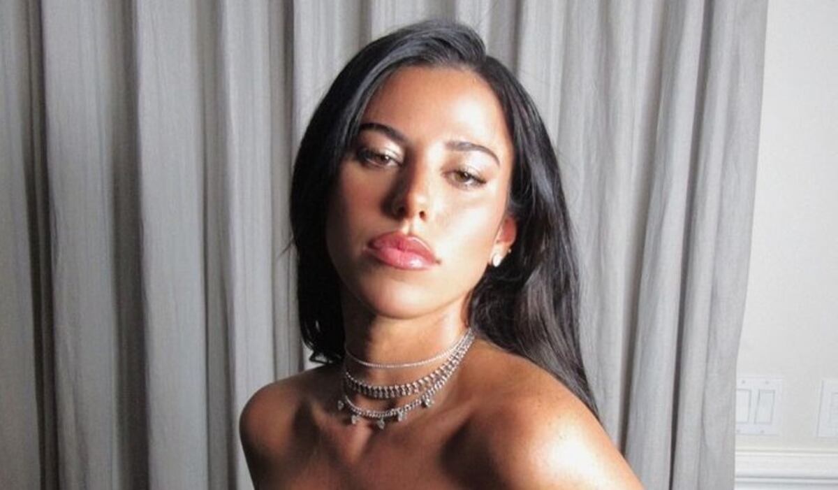 Victoria Villarroel posó con un minitop negro y el short del verano “Eso fue algo...” Vía Libre