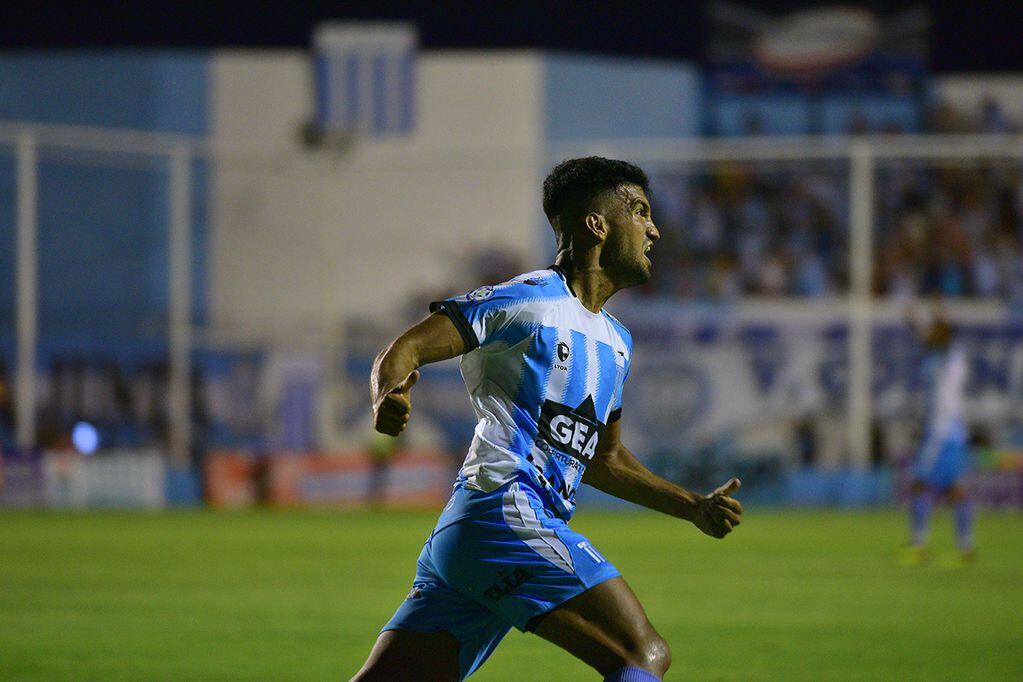 Leandro Fernández en el festejo de su gol contra Deportivo Maipú de Mendoza ( Ramiro Pereyra / La Voz)