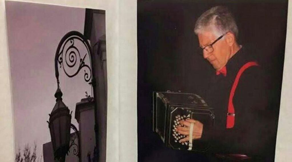 El músico retratado en una foto colgada en la pared (Facebook)