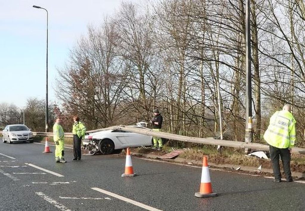 Así quedó el Lamborghini blanco de Sergio Romero tras accidentarse en Manchester, Inglaterra. (Twitter)