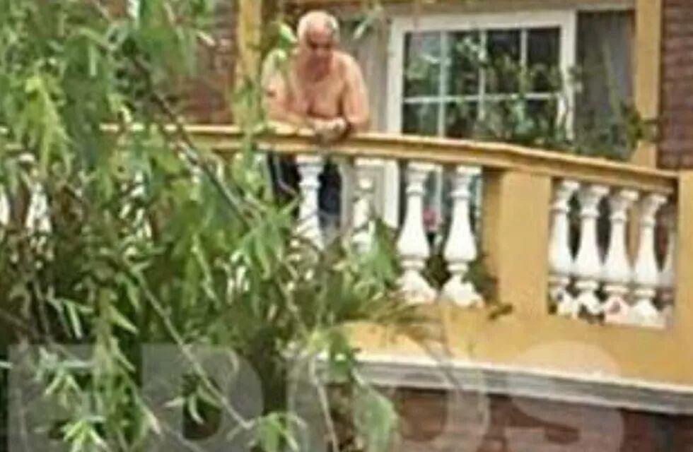 Herme Juárez disfruta de la prisión domiciliaria tomando sol en el balcón de su mansión (Medios Red)