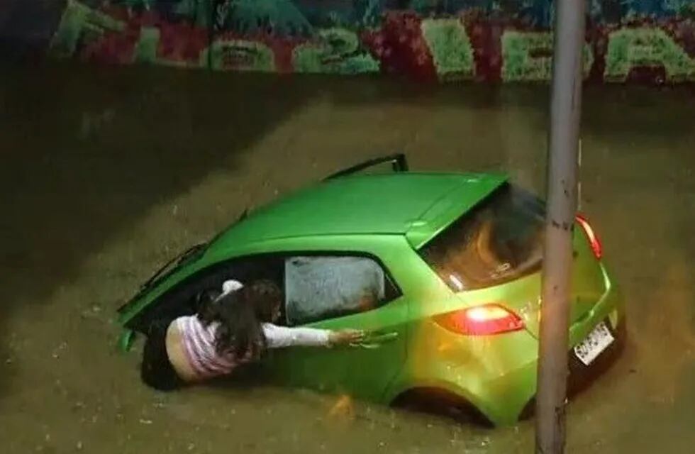 Un dramático accidente se vivió en la comuna de La Florida producto de la lluvia que cayó durante la madrugada en la capital.