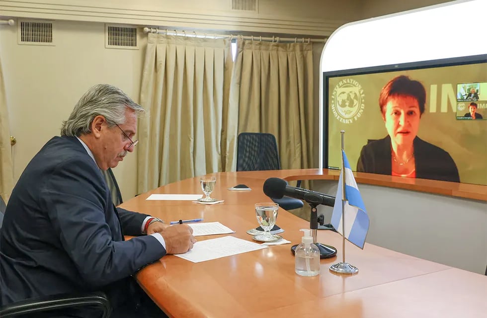 Alberto Fernández en una de las tantas conversaciones que mantuvo con la titular del FMI, Kristalina Georgieva, para llegar a un acuerdo sobre la deuda externa.