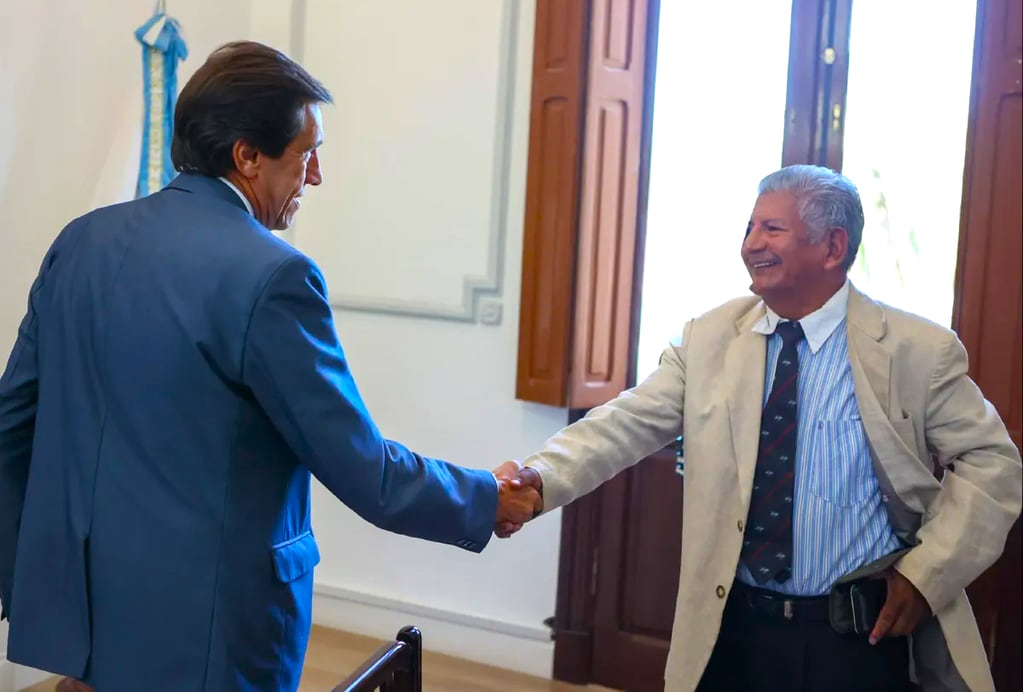 El gobernador Carlos Sadir recibe al presidente del Centro de Veteranos de Malvinas de Jujuy, Paulino Guanuco, en la Casa de Gobierno.