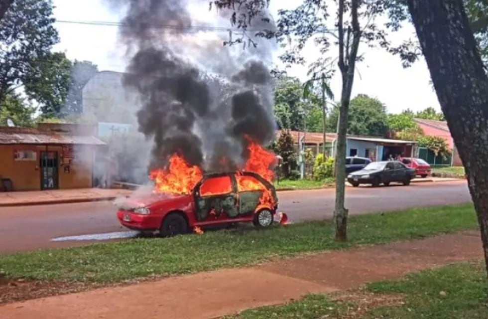 Apóstoles: un automóvil se incendió en plena vía pública.
