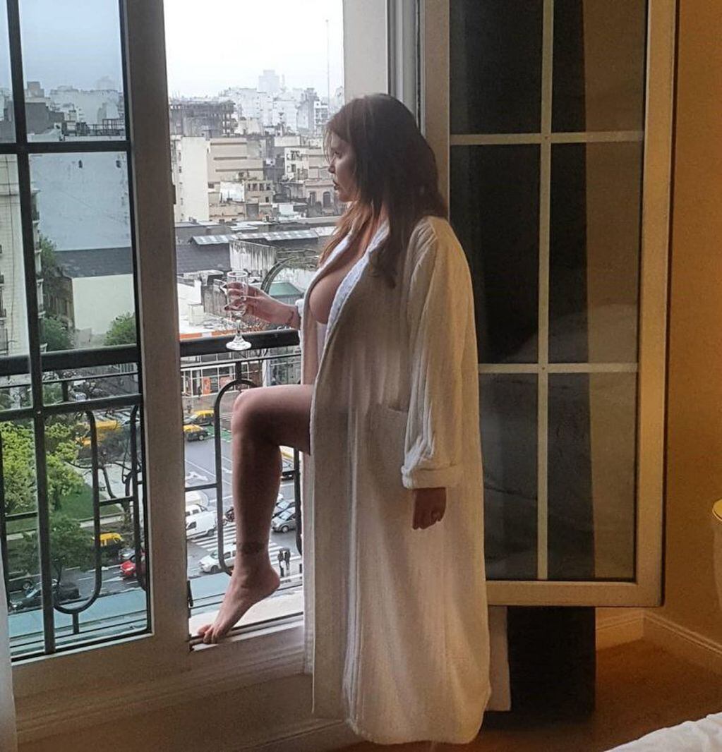 Nazarena Vélez se mostró con una bata de seda en la habitación de un hotel (Foto: Instagram/ @nazarenavelez)