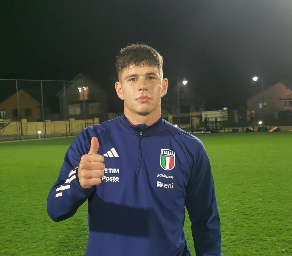Bruno Zapelli con la indumentaria de Italia en el entrenamiento del seleccionado sub 21. (Foto de Twitter)