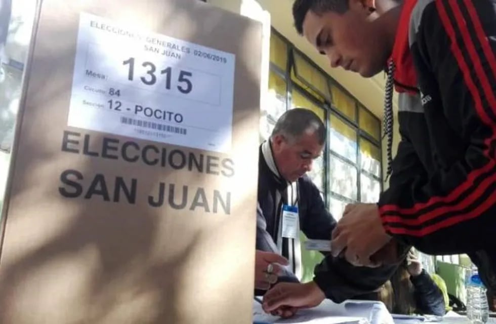 Elecciones en San Juan: cerraron los comicios, pero aún queda gente votando en las escuelas