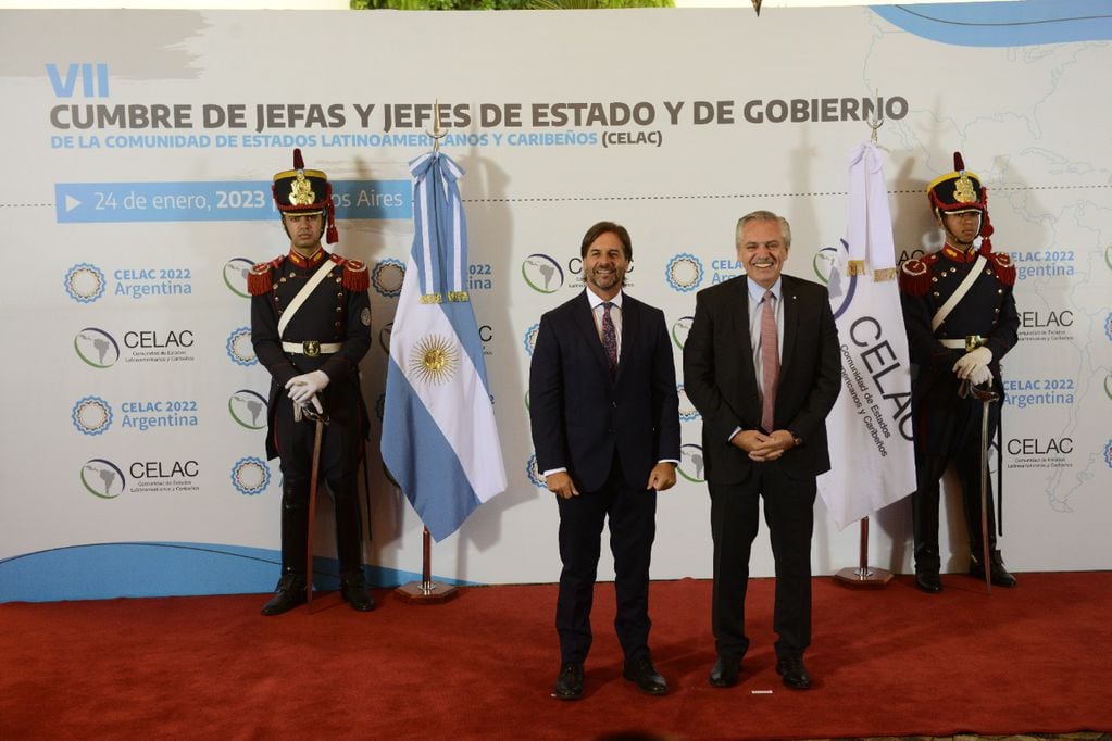 Luis Lacalle Pou y Alberto Fernández en la cumbre de la CELAC. Foto: Clarín.