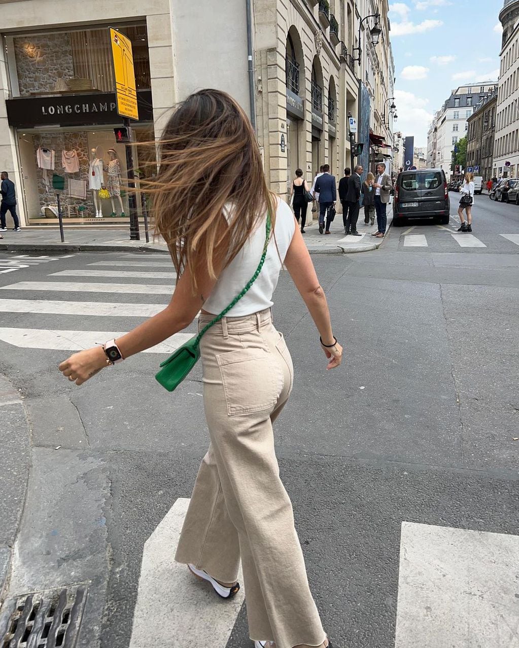 Antonela Roccuzzo marca tendencia en la primavera de París.