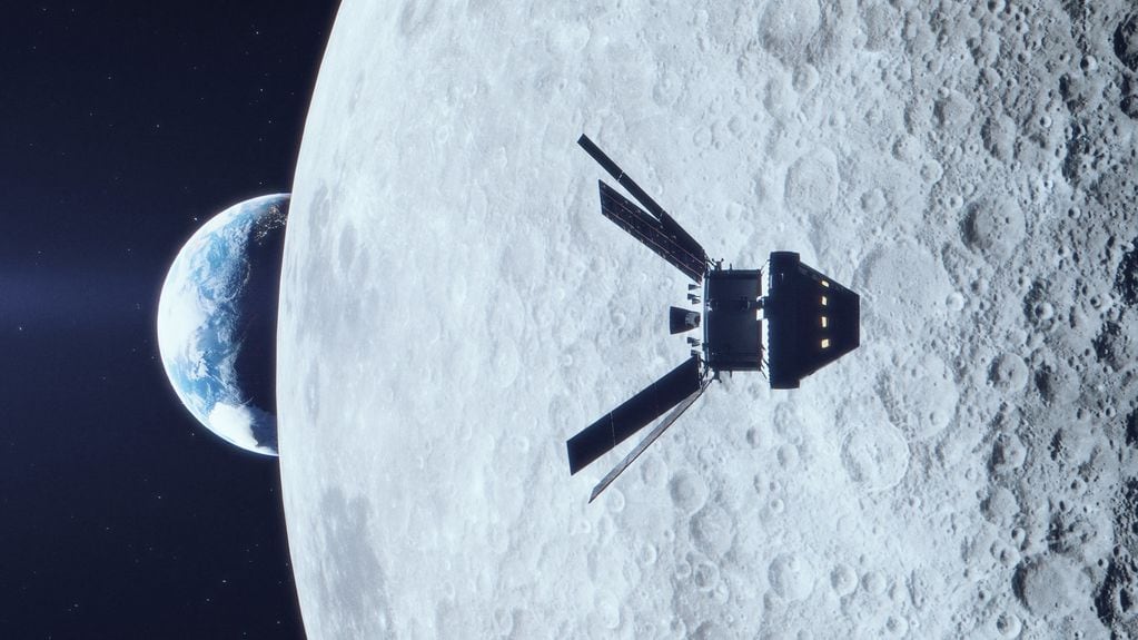Representación de la cápsula Orión orbitando la Luna. En ella, viajan ahora las figuras humanas; y en los próximos años, lo hará la tripulación de astronautas que primero orbitarán nuestro satélite (misión Artemisa II) y más adelante aterrizarán en su superficie (Artemisa III).