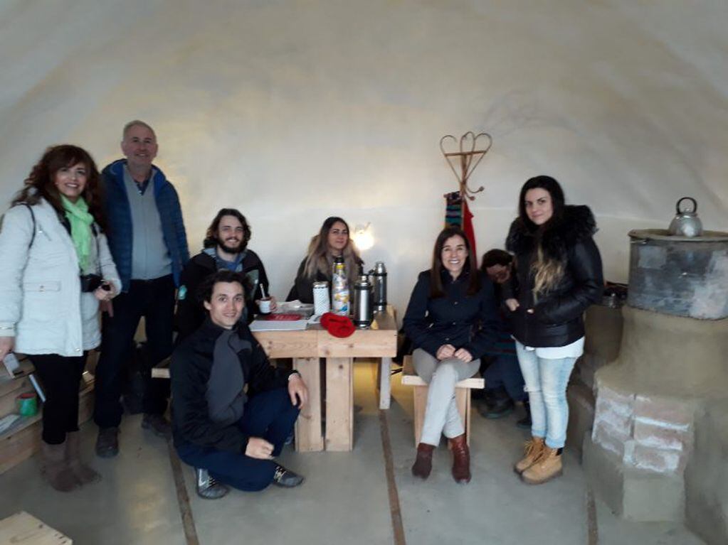 Responsables de "nave tierra" gente de la municipalidad de Ushuaia y Mariano Torre