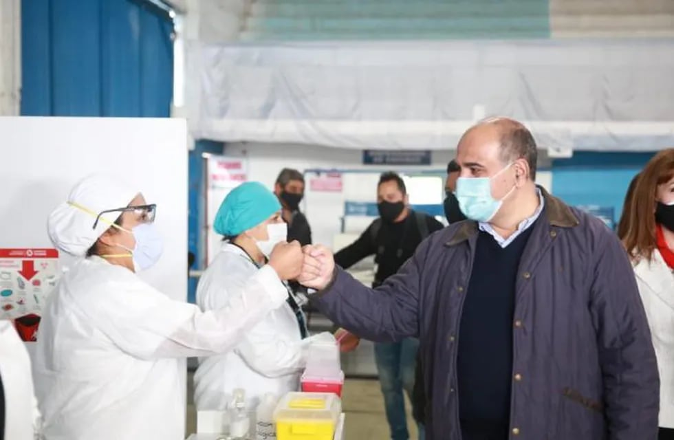El gobernador Manzur visitó el nodo de vacunación de Banda del Río Salí.