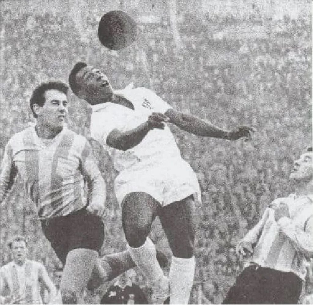 Pelé jugando para el Santos contra Racing.