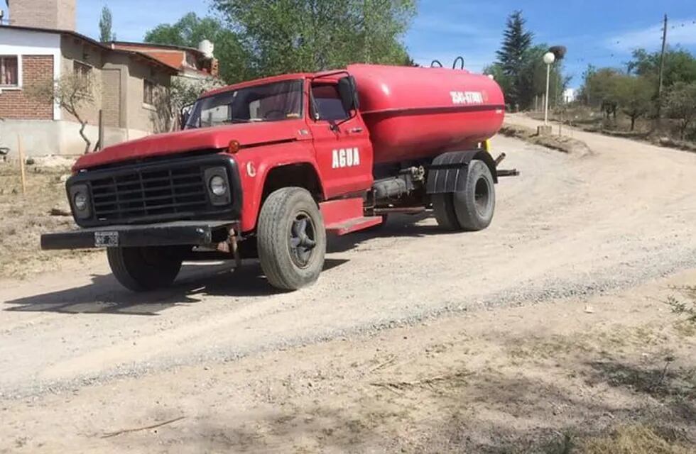 Camión cisterna equipado para combatir incipientes incendios en la localidad vecina de Villa Parque Síquiman. (Foto: Club de Leones Punilla Centro).