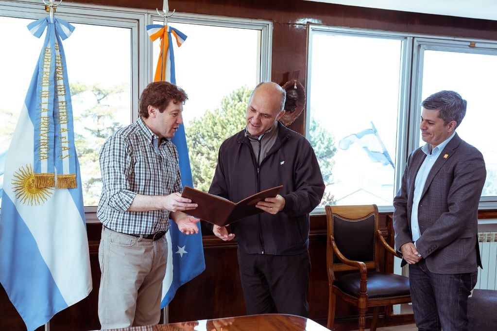 Carmona mantuvo un encuentro con el gobernador Melella y el secretario Dachary.