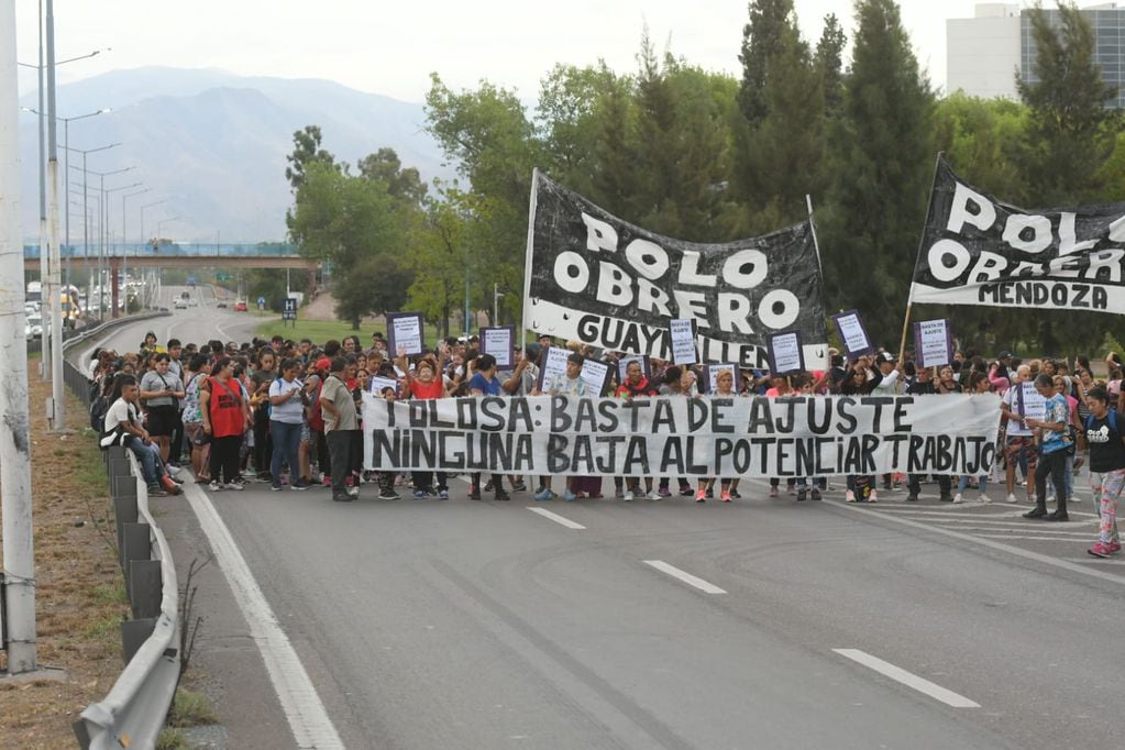 Cortes y piquetes del Polo Obrero en Mendoza en protesta por las bajas en el programa Potenciar Trabajo.