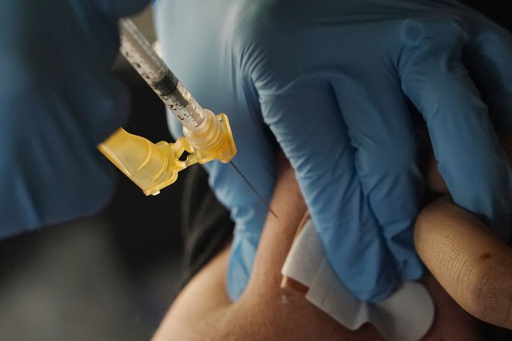 Una persona recibe la vacuna contra el COVID-19 en Jackson, Mississippi, el 18 de noviembre de 2022.  (Foto AP /Rogelio V. Solis)