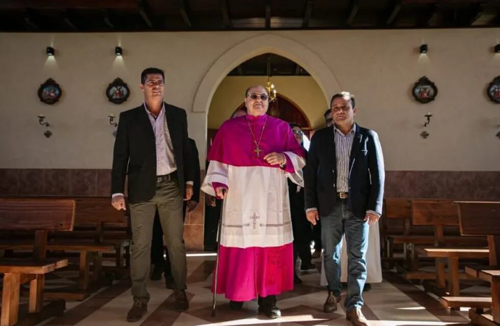 Junto al obispo Martorell, el gobernador Ahuad recorre el nuevo templo católico de Pozo Azul. (Gobierno de M. )