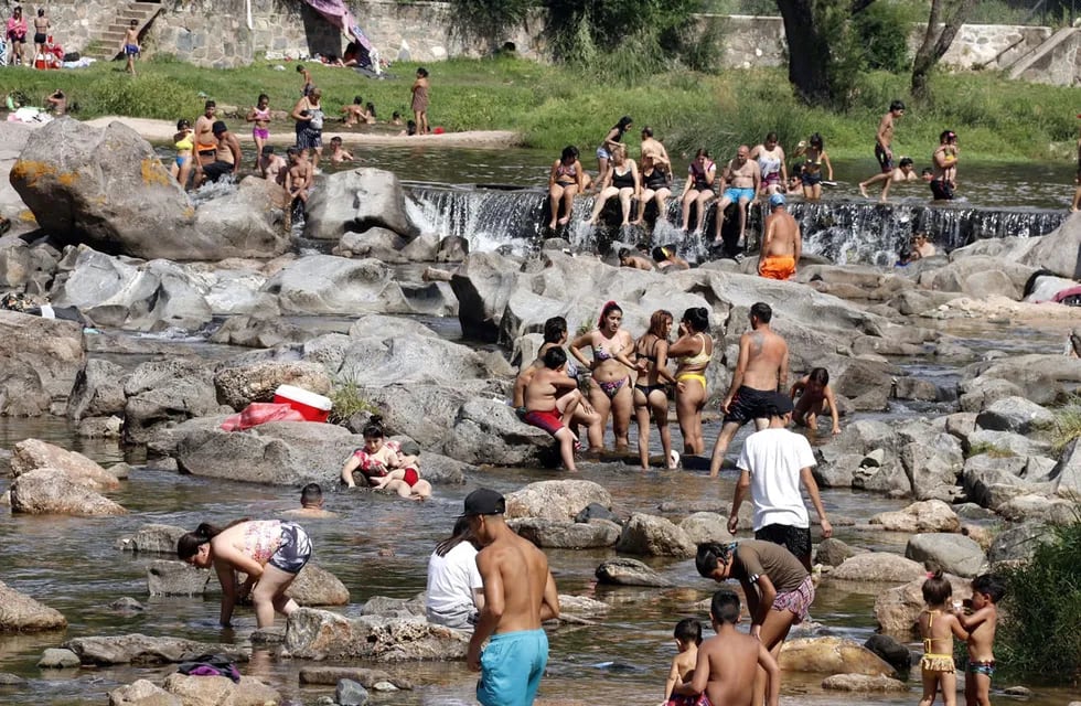 turismo, turistas
temporada de verano en Carlos Paz. Mucha gente en el río
Yanina Aguirre