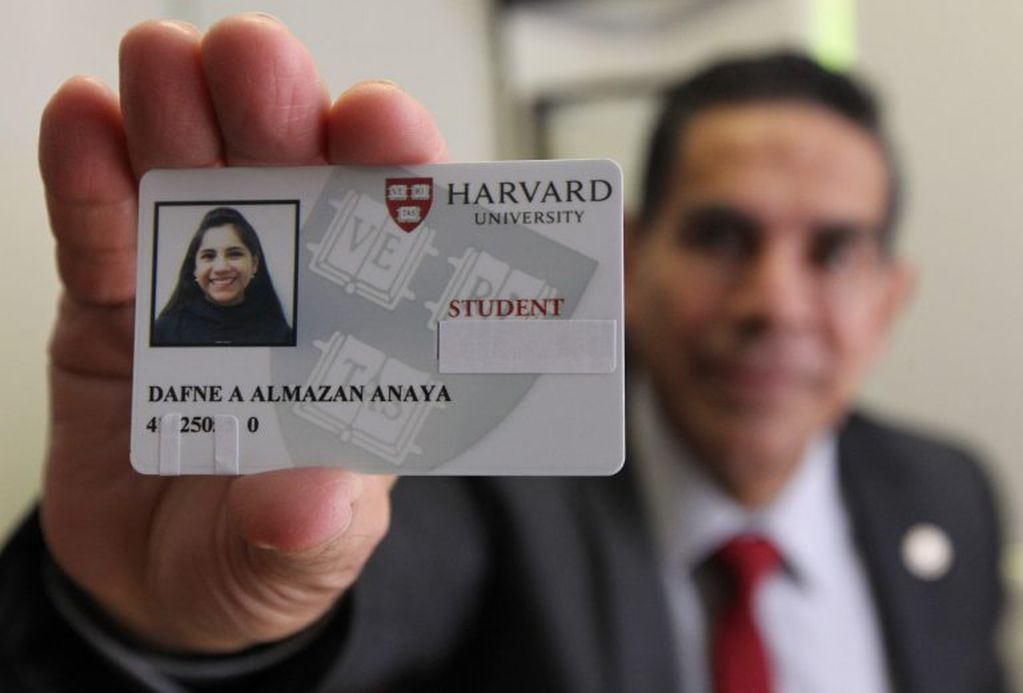 La joven psicóloga Dafne Almazán asistirá a Harvard. (EFE/Mario Guzmán)