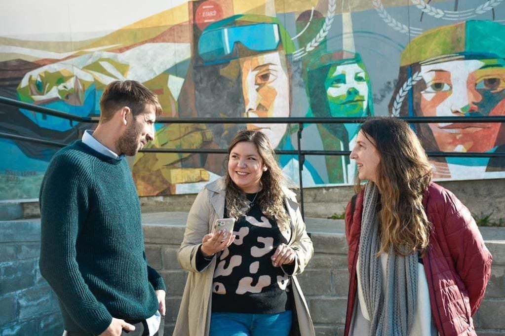 Belén Molina acompañó a los funcionarios nacionales, a recorrer los murales del EMUSH 2022 con temática "Malvinas".