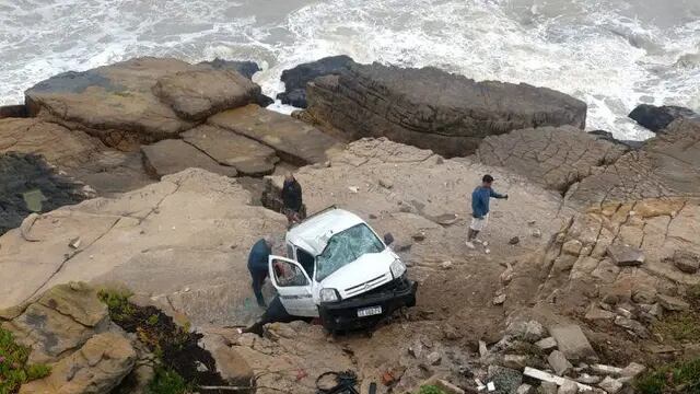Por segunda vez en una semana: un vehículo despistó y cayó al vacío en la costa